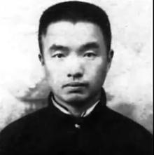 黑白照片中的男人

描述已自动生成
