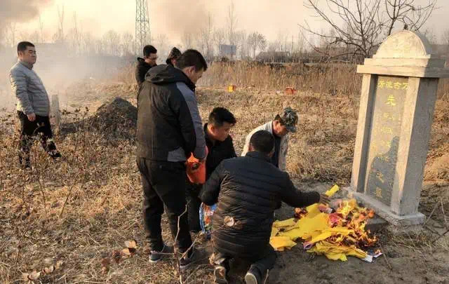 A group of people around a fire

Description automatically generated with medium confidence